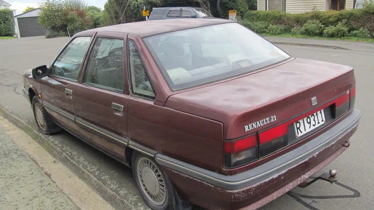 Voiture réelle photographiée dans un contexte de démarches automobiles pour « Conduire avec un permis étranger en Belgique: Conversion et validité »