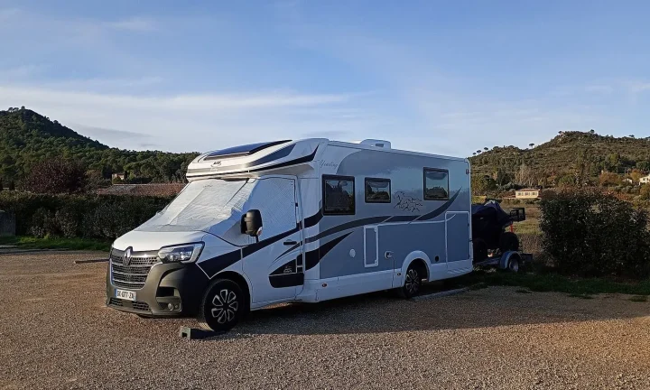 Camping-car réel photographié sur la route ou en stationnement pour « Permis de Conduire et Réglementations pour la Location de Camping-Cars en Belgique »