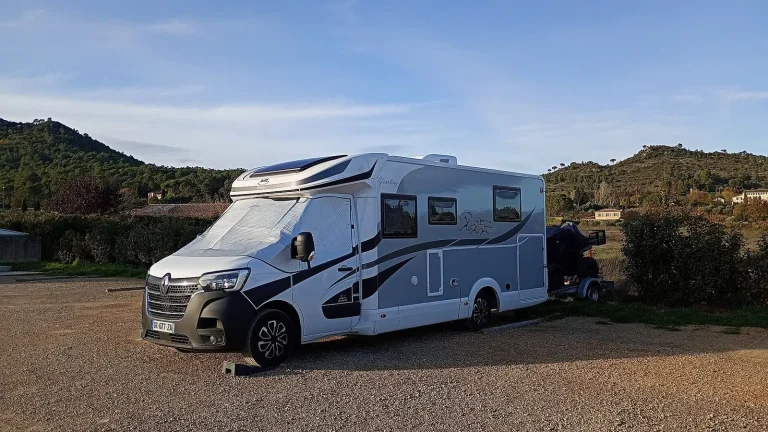 Camping-car réel photographié sur la route ou en stationnement pour « Permis de Conduire et Réglementations pour la Location de Camping-Cars en Belgique »