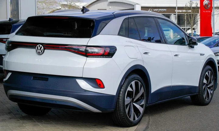 Voiture électrique réelle photographiée en extérieur pour « Personnalisation et Options des VE : Que Proposent les Constructeurs en Belgique ? »