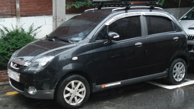 Voiture réelle photographiée en extérieur pour « Les Modèles Populaires de Petites Citadines d’Occasion en Belgique »