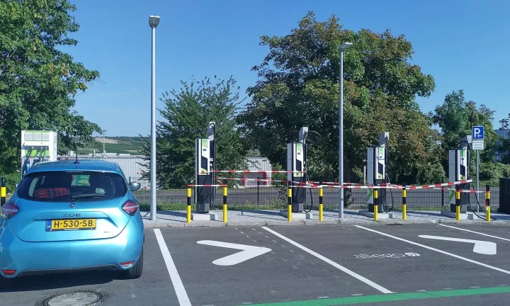 Voiture électrique réelle photographiée en extérieur pour « Petits Utilitaires Électriques en Belgique : Comparatif pour les Pros »
