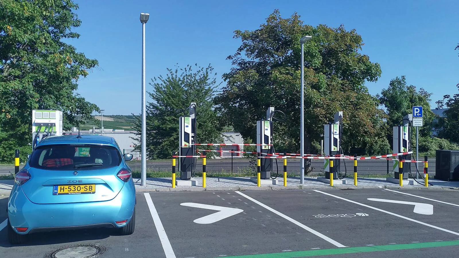 Voiture électrique réelle photographiée en extérieur pour « Petits Utilitaires Électriques en Belgique : Comparatif pour les Pros »
