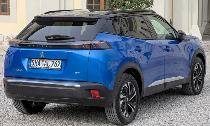 Photo réelle du modèle Peugeot 2008 en extérieur