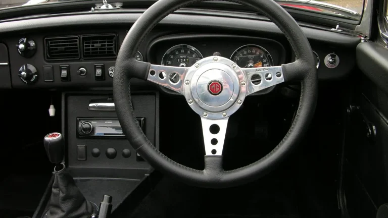 Voiture réelle photographiée en extérieur pour « Pièces Détachées: Économiser sans Compromettre la Qualité pour votre Voiture d’Occasion »