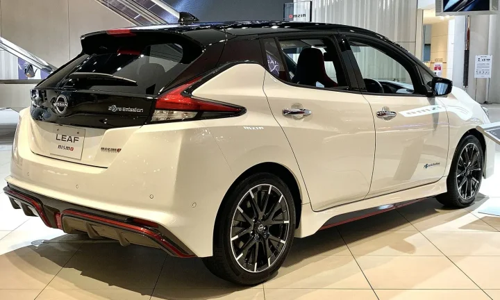 Voiture électrique réelle photographiée en extérieur pour « Les pièges à éviter lors de la demande de subvention pour votre VE »