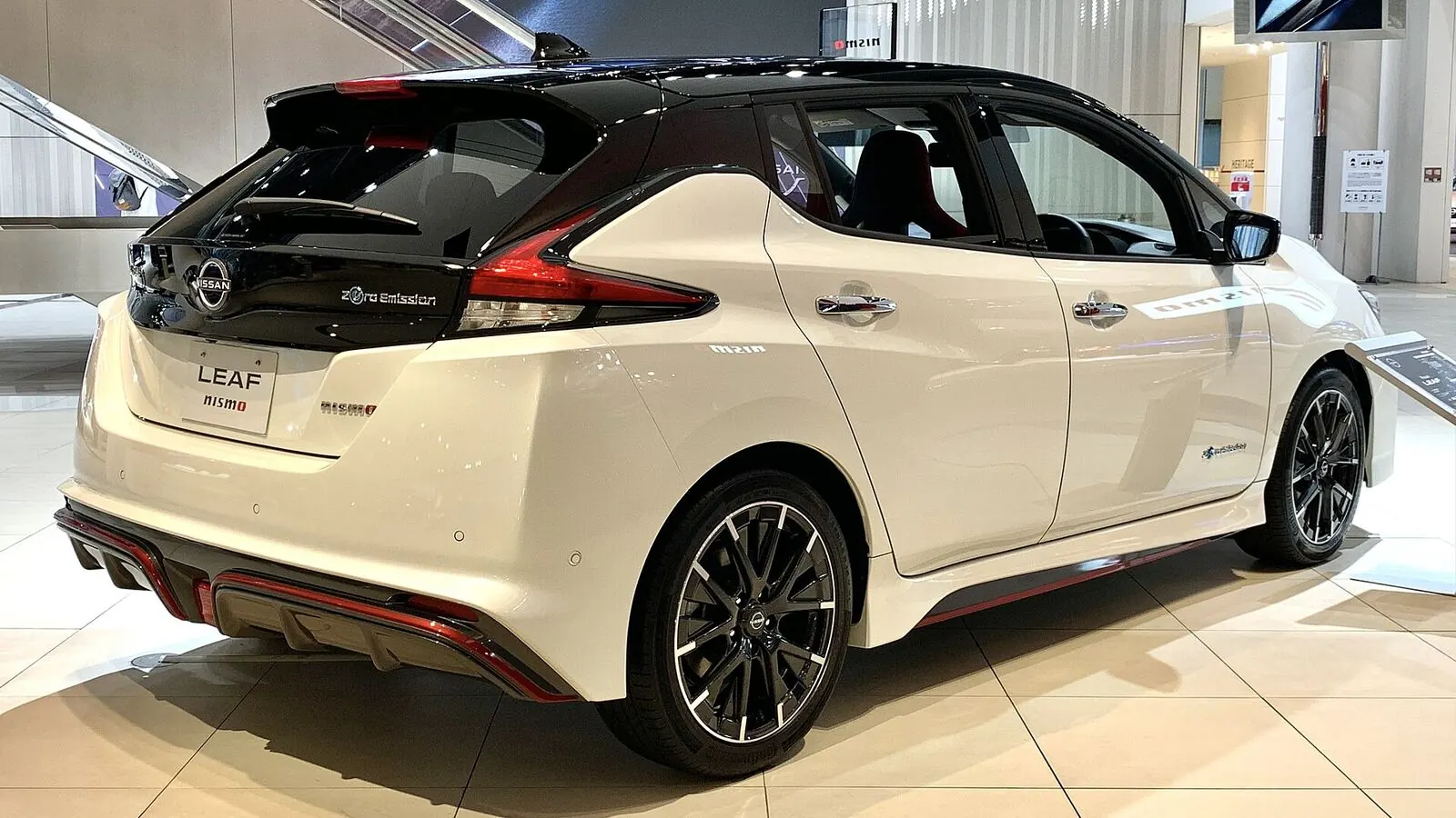 Voiture électrique réelle photographiée en extérieur pour « Les pièges à éviter lors de la demande de subvention pour votre VE »