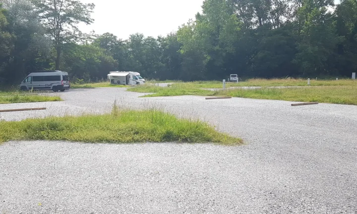 Camping-car réel photographié sur la route ou en stationnement pour « Les pièges à éviter lors de l’achat d’un camping-car en Belgique »