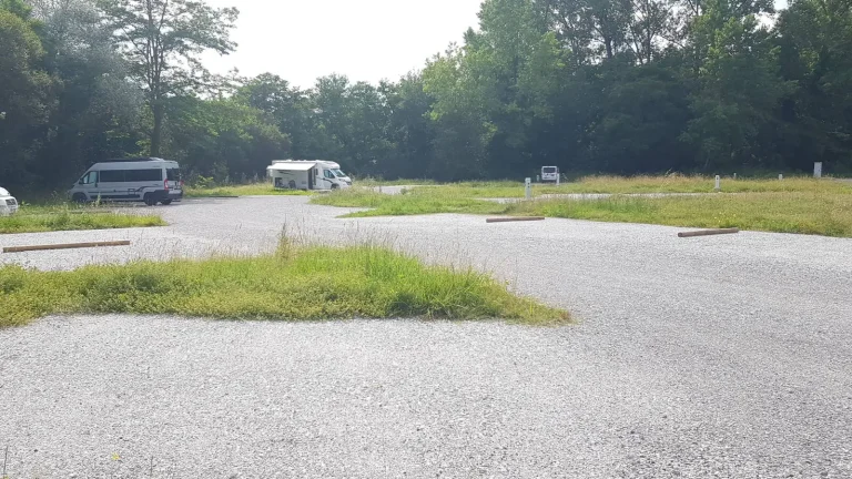 Camping-car réel photographié sur la route ou en stationnement pour « Les pièges à éviter lors de l’achat d’un camping-car en Belgique »
