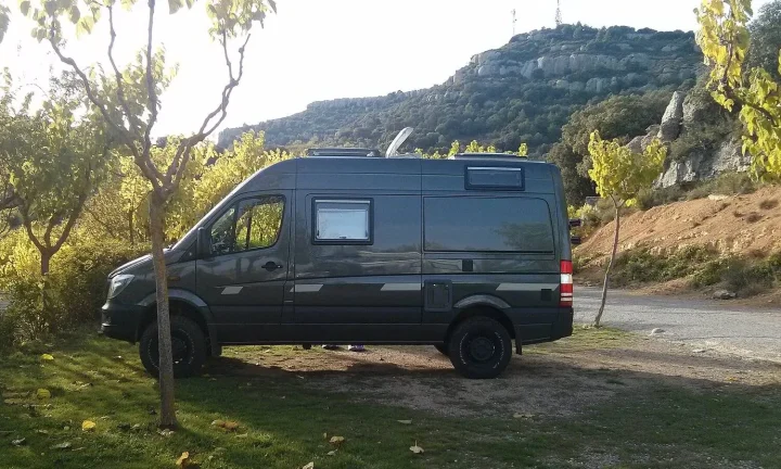 Camping-car réel photographié sur la route ou en stationnement pour « Les pièges des offres de financement alléchantes pour camping-car en Belgique »