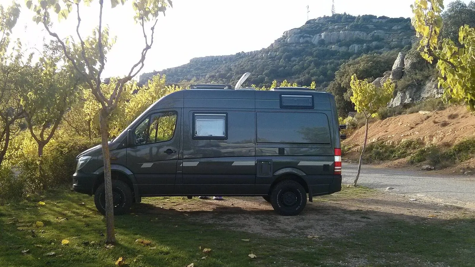 Camping-car réel photographié sur la route ou en stationnement pour « Les pièges des offres de financement alléchantes pour camping-car en Belgique »
