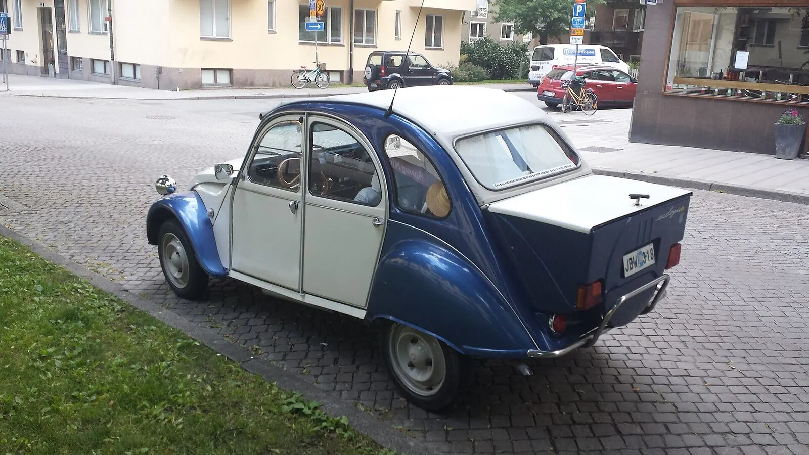 Voiture réelle photographiée en extérieur pour « Planificateur de budget d’entretien »