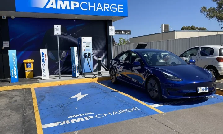 Voiture électrique réelle photographiée près d’une borne de recharge pour « Planifier un road trip électrique en Belgique: Où recharger sur son parcours? »