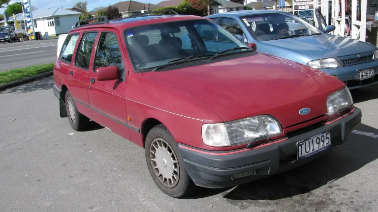 Voiture réelle photographiée dans un contexte de démarches automobiles pour « Plaques d’immatriculation personnalisées en Belgique: Règles, coût et démarches »