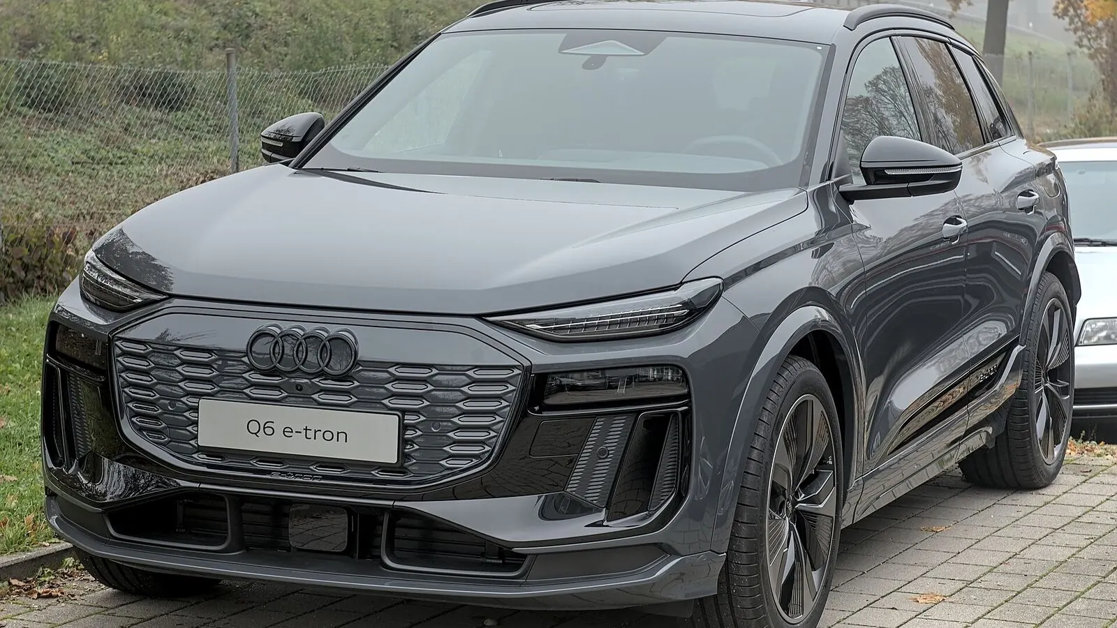 Voiture électrique réelle photographiée en extérieur pour « Plug-in Hybride d’Occasion: L’Entre-Deux Idéal pour les Conducteurs Belges? »