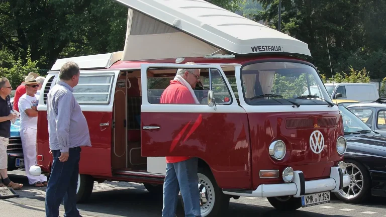 Camping-car réel photographié sur la route ou en stationnement pour « Les Plus Beaux Itinéraires Partagés par les Camping-caristes Belges en Ardenne »