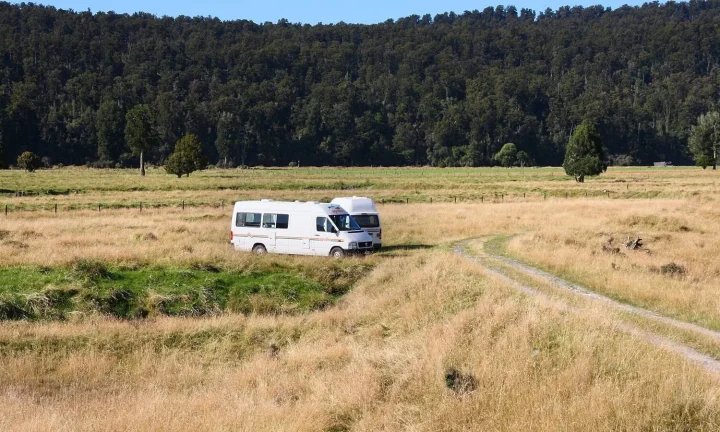 Camping-car réel photographié sur la route ou en stationnement pour « Les Plus Beaux Lacs et Plans d’Eau de Belgique à Explorer en Camping-Car »