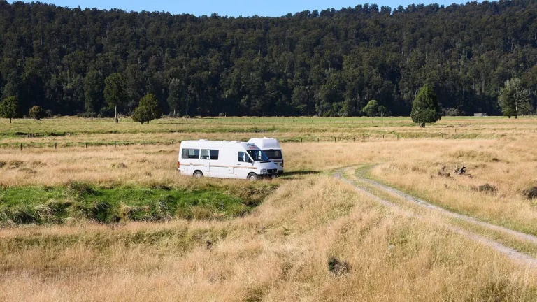 Camping-car réel photographié sur la route ou en stationnement pour « Les Plus Beaux Lacs et Plans d’Eau de Belgique à Explorer en Camping-Car »