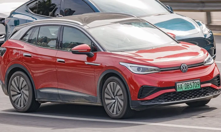 Voiture électrique réelle photographiée en extérieur pour « L’Influence des Pneus sur l’Autonomie et la Tenue de Route des Voitures Électriques »