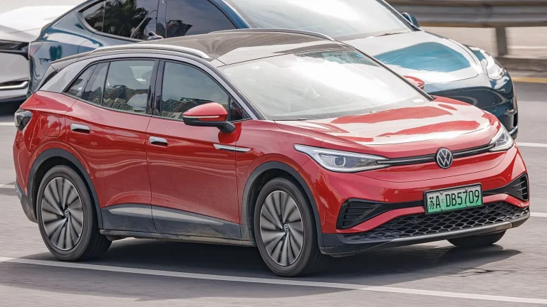 Voiture électrique réelle photographiée en extérieur pour « L’Influence des Pneus sur l’Autonomie et la Tenue de Route des Voitures Électriques »