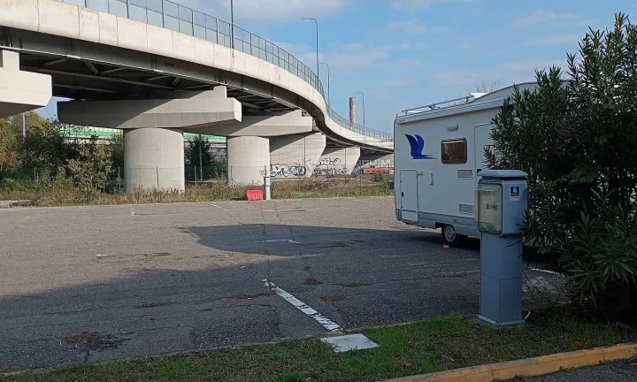 Camping-car réel photographié sur la route ou en stationnement pour « Utilisation des Pneus Hiver pour Camping-car en Belgique : Est-ce Obligatoire ? »