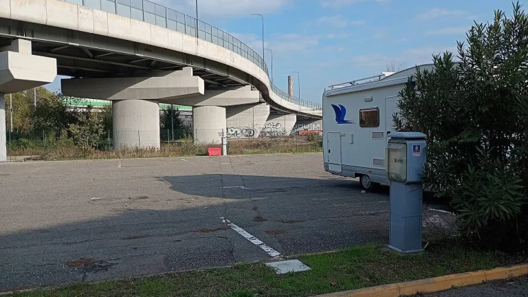 Camping-car réel photographié sur la route ou en stationnement pour « Utilisation des Pneus Hiver pour Camping-car en Belgique : Est-ce Obligatoire ? »