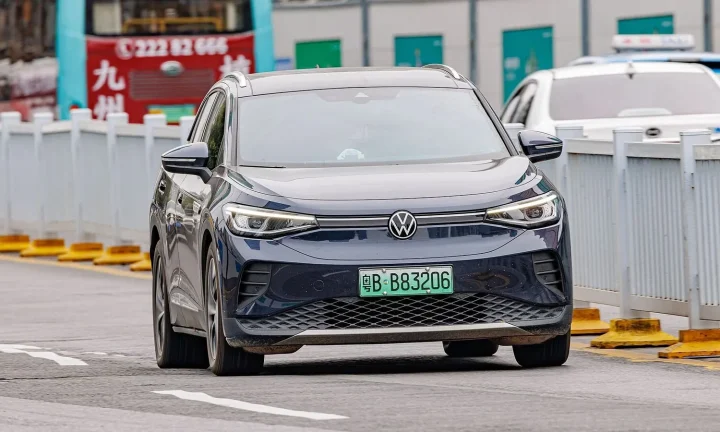 Voiture électrique réelle photographiée en extérieur pour « Impact du Poids et de l’Aérodynamisme sur la Performance et l’Autonomie des VE »