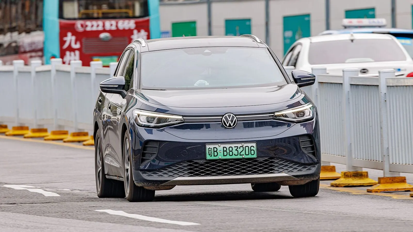 Voiture électrique réelle photographiée en extérieur pour « Impact du Poids et de l’Aérodynamisme sur la Performance et l’Autonomie des VE »