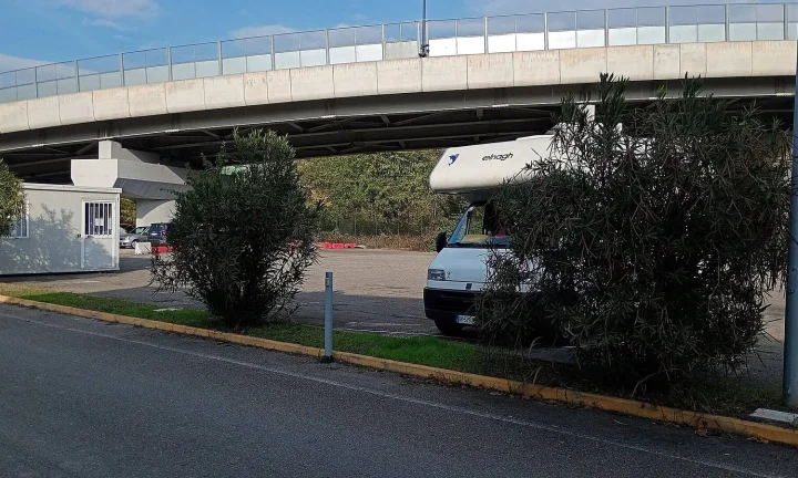 Camping-car réel photographié sur la route ou en stationnement pour « Poids Maximal Autorisé (PTAC) des Camping-cars en Belgique : Comprendre et Respecter »