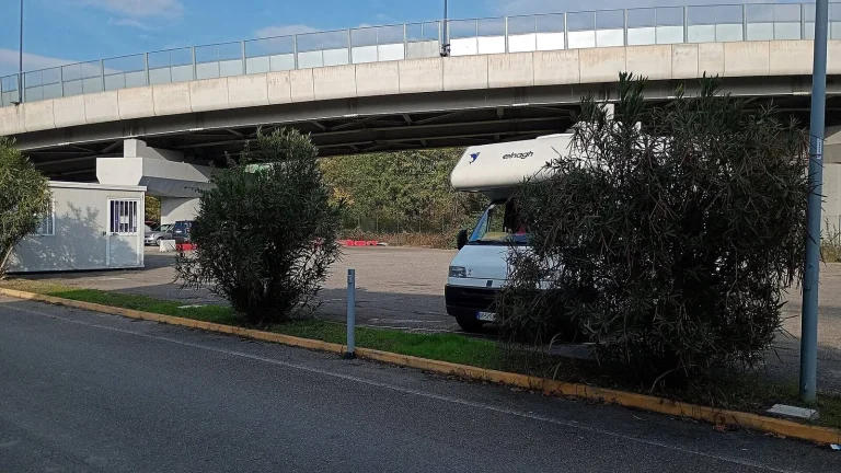 Camping-car réel photographié sur la route ou en stationnement pour « Poids Maximal Autorisé (PTAC) des Camping-cars en Belgique : Comprendre et Respecter »