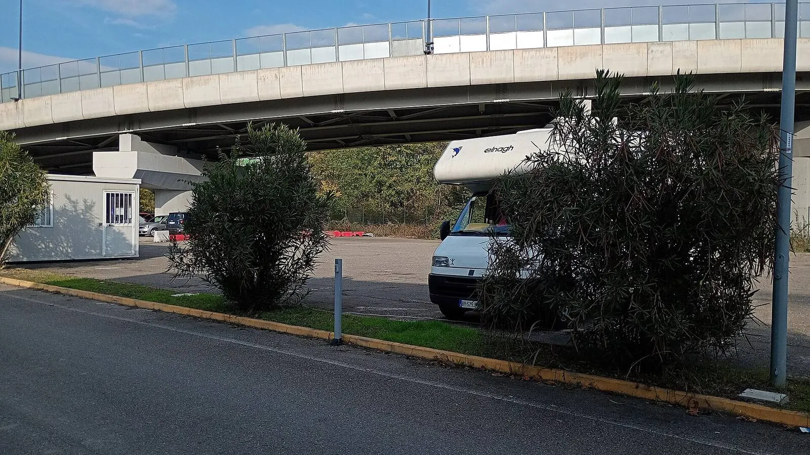 Camping-car réel photographié sur la route ou en stationnement pour « Poids Maximal Autorisé (PTAC) des Camping-cars en Belgique : Comprendre et Respecter »