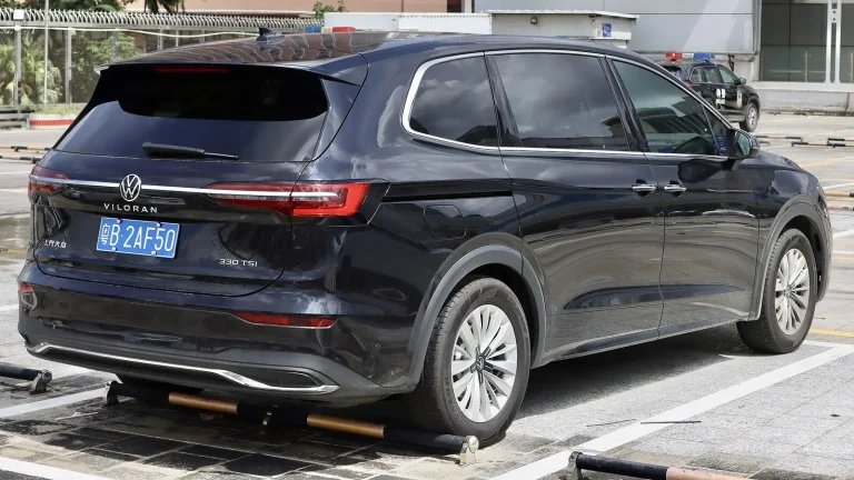 Voiture réelle photographiée en extérieur pour « Les points clés à vérifier sous le capot d’une voiture d’occasion »