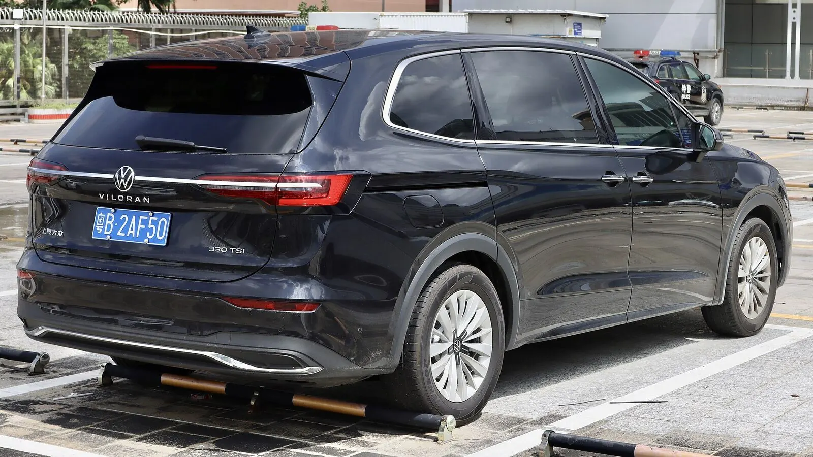 Voiture réelle photographiée en extérieur pour « Les points clés à vérifier sous le capot d’une voiture d’occasion »