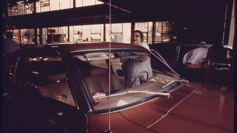 Voiture réelle photographiée dans un contexte d’entretien automobile pour « Les points de contrôle essentiels lors du contrôle technique belge »