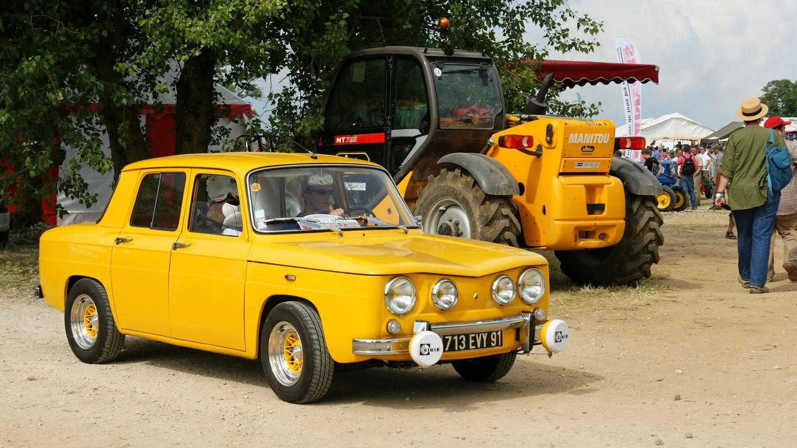 Voiture réelle photographiée en extérieur pour « Politique éditoriale »