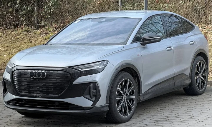Voiture électrique réelle photographiée en extérieur pour « Politiques belges pour minimiser l’impact écologique des VE »