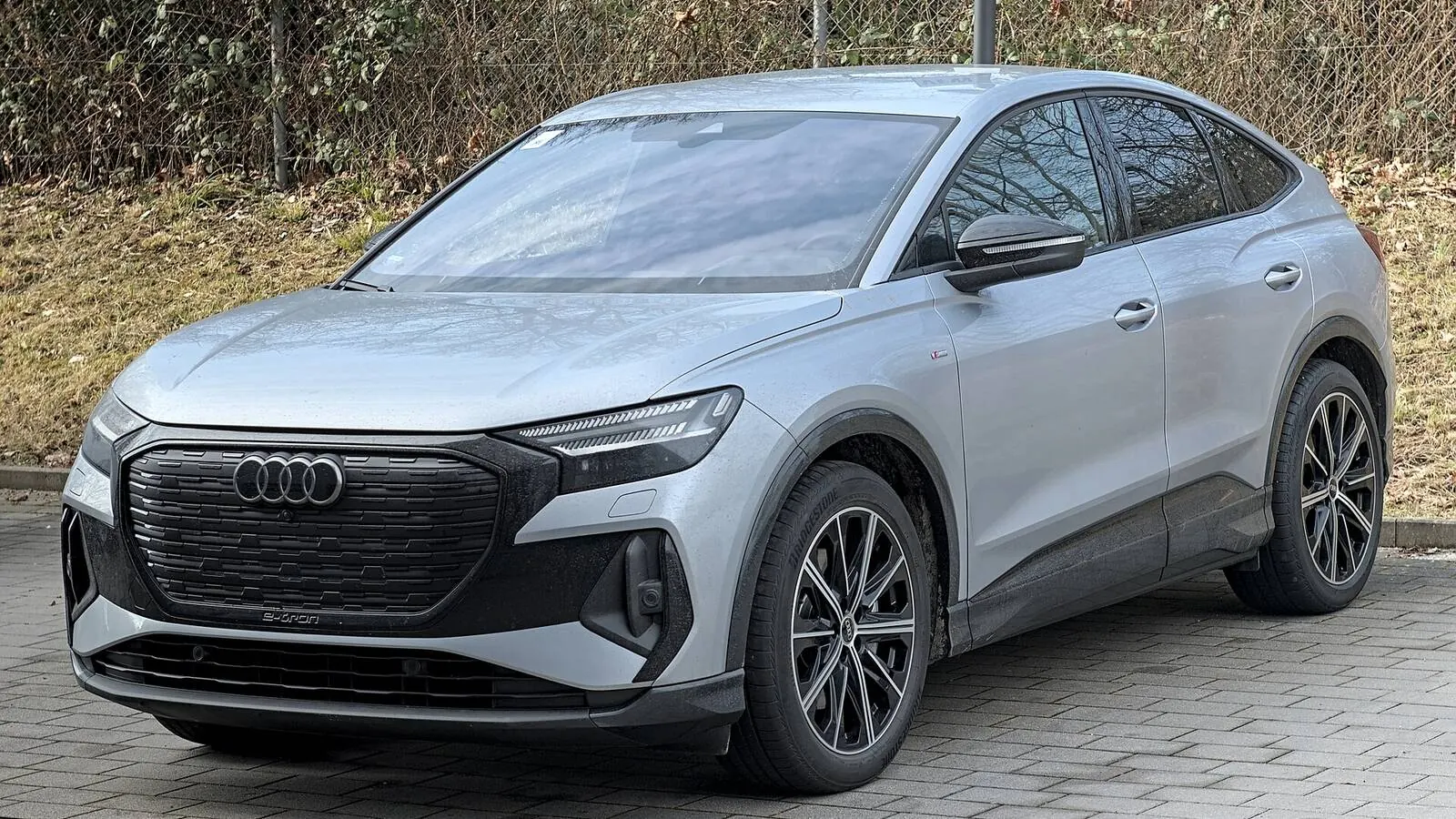 Voiture électrique réelle photographiée en extérieur pour « Politiques belges pour minimiser l’impact écologique des VE »