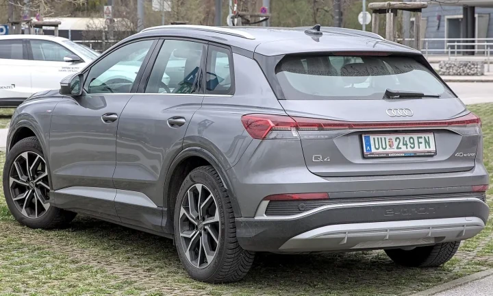 Voiture électrique réelle photographiée en extérieur pour « Pollution atmosphérique urbaine: la contribution des VE en Belgique »