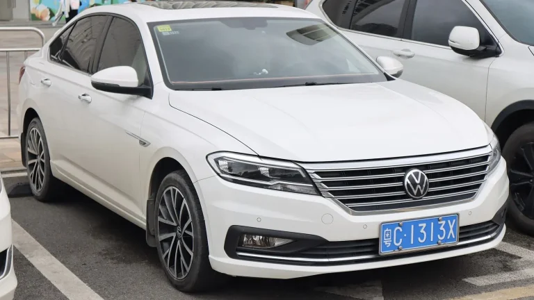 Voiture réelle photographiée en extérieur pour « Premier ou second propriétaire: L’impact sur la fiabilité du véhicule d’occasion »
