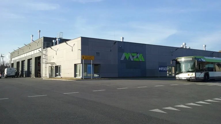 Voiture réelle photographiée dans un contexte d’entretien automobile pour « Préparer l’examen théorique: Livres et applications recommandés en Belgique »