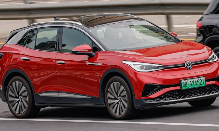 Voiture électrique réelle photographiée en extérieur pour « Préparer un Long Trajet en VE en Belgique : Calcul d’Autonomie et Itinéraire »