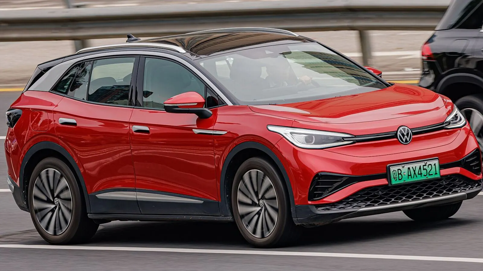 Voiture électrique réelle photographiée en extérieur pour « Préparer un Long Trajet en VE en Belgique : Calcul d’Autonomie et Itinéraire »