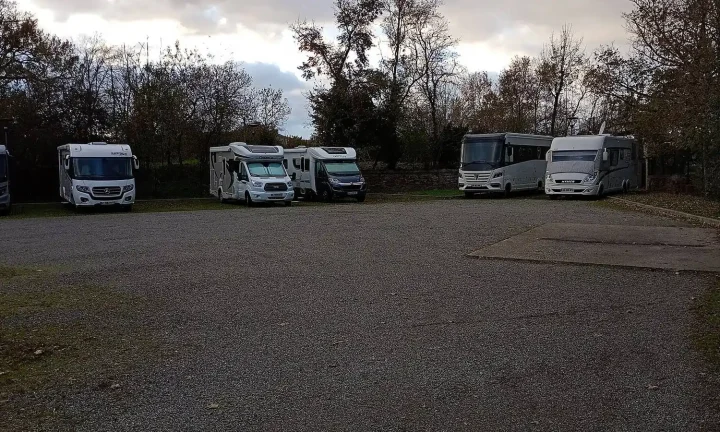 Camping-car réel photographié sur la route ou en stationnement pour « Préparer sa Première Aventure en Camping-Car en Belgique: Guide du Débutant »