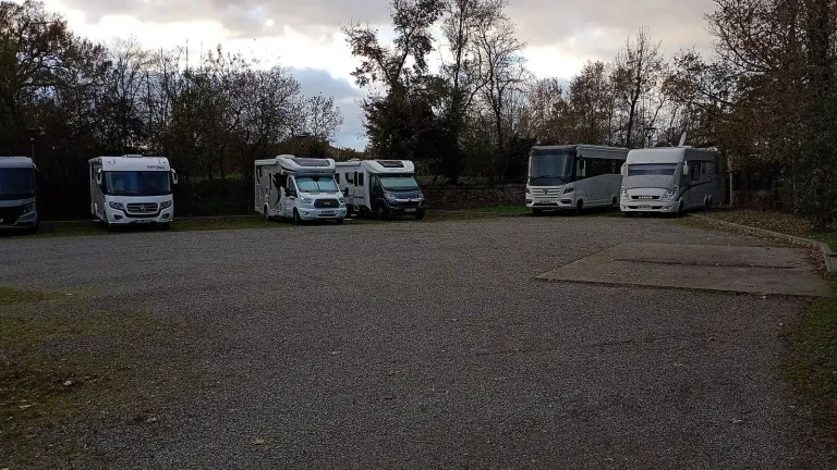 Camping-car réel photographié sur la route ou en stationnement pour « Préparer sa Première Aventure en Camping-Car en Belgique: Guide du Débutant »