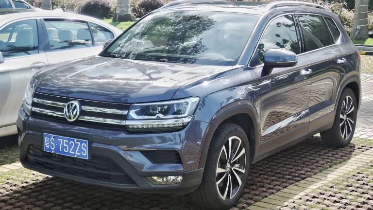 Voiture réelle photographiée en extérieur pour « Préparer sa Voiture Écologique d’Occasion pour la Revente: Conseils Pratiques »