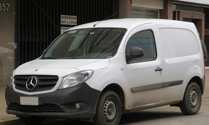 Voiture électrique réelle photographiée en extérieur pour « Préparer Votre VE pour la Revente en Belgique: Entretien et Esthétique »