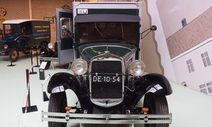 Camping-car réel photographié sur la route ou en stationnement pour « Comprendre le prêt camping-car en Belgique : Guide complet »