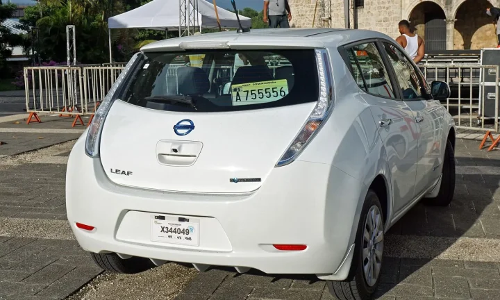 Voiture électrique réelle photographiée en extérieur pour « Les différentes primes à l’achat de VE en Belgique : guide complet »