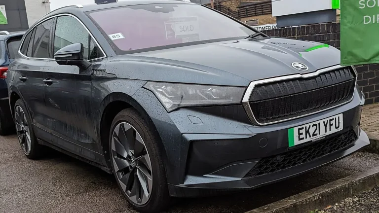 Voiture électrique réelle photographiée en extérieur pour « Les primes et aides pour l’achat de voitures électriques en Belgique »