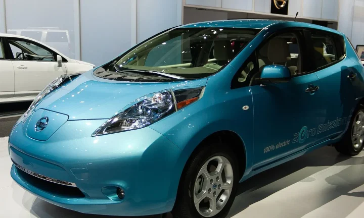Voiture électrique réelle photographiée en extérieur pour « Primes à la casse pour passer au VE : une opportunité à ne pas manquer ? »